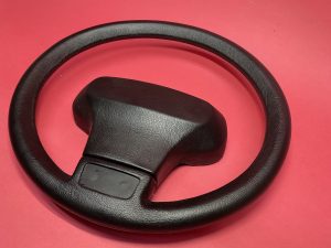 Steering wheel overhauled, with center part