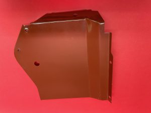 Piastra di copertura dietro la ruota anteriore nel passaruota di sinistra