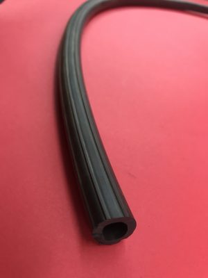 Rubber hose from LHM reservoir to pump (11x18)