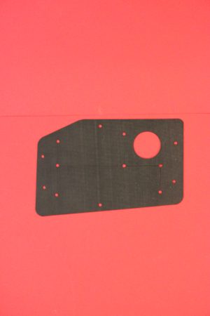 Gomma di tenuta su piastra attraverso timoneria sopra la trave del telaio sinistra