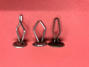 Graffetta per tappetino isolante cofano (come originale)