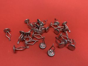 Graffetta per tappetino isolante cofano (set di 28 pezzi come originale)