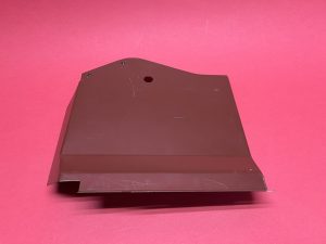 Piastra di copertura dietro la ruota anteriore nel passaruota destro