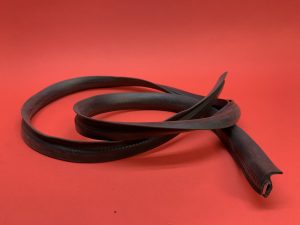 Guarnizione tra cofano e paratia 158 cm.