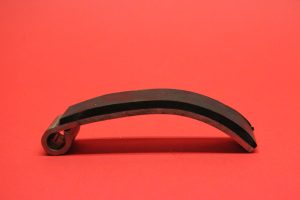 Chain guide against tensioner without ridge