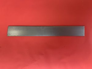 Rivestimento porta in lamiera in basso a destra