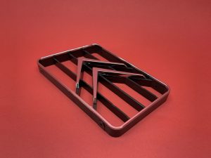 Grill in motorkap met logo